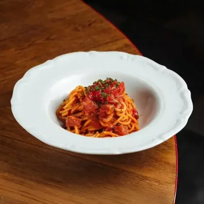 Спагетти «Путтанеска» со свежим тунцом