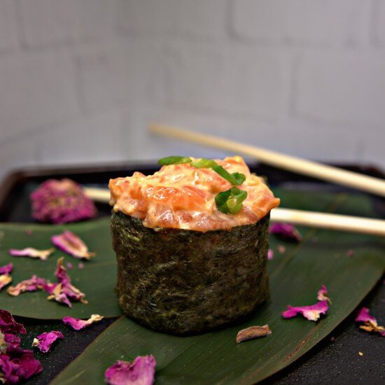 Гункан с лососем