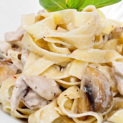 Феттучини с курицей и грибами
