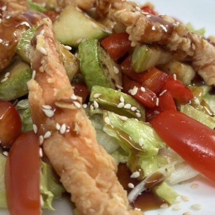 Теплый салат с лососем