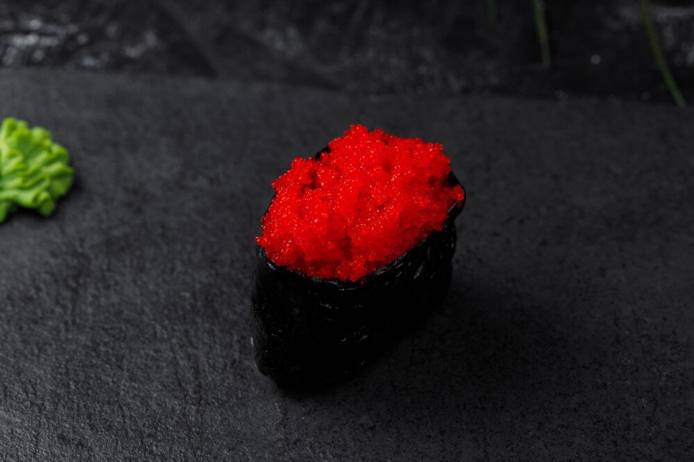 Суши с икрой масага