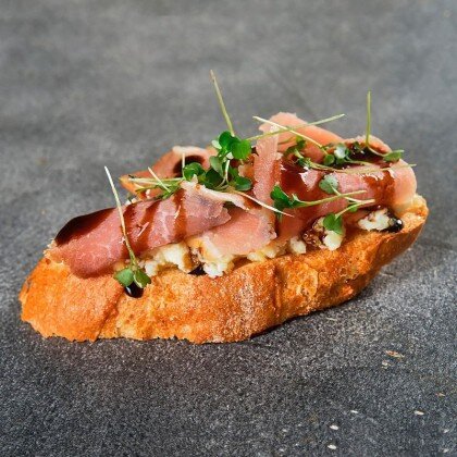 Брускетта с вяленой свининой