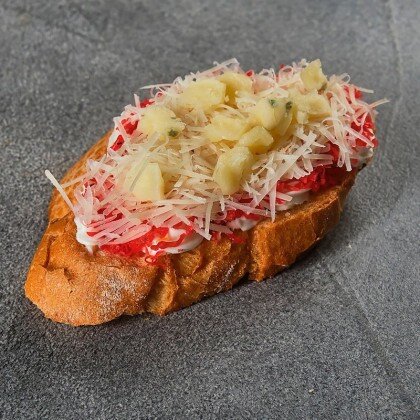 Брускетта сырная с икрой масаго