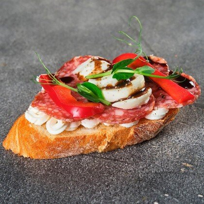Брускетта с салями