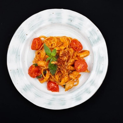 Острая паста с курицей в томатном соусе