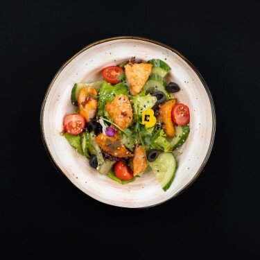 Микс салат с тёплым лососем