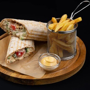 Шаверма с курицей, картофелем фри и соусом