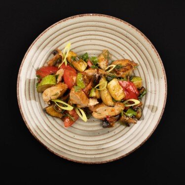 Теплый салат с курицей