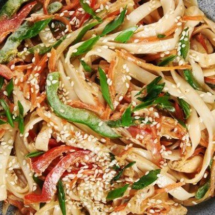 Удон с курицей и кунжутным соусом