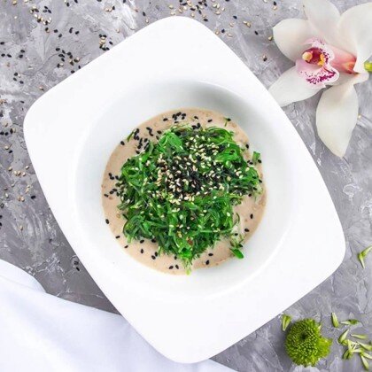 Салат Чука с ореховым соусом