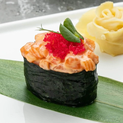 Гункан с острым лососем