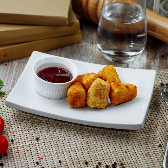 Жареный Камамбер с клюквенным соусом