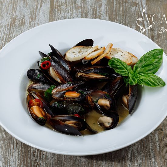 Мидии в створках томлёные в винном соусе