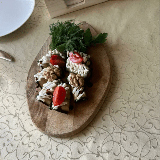 Ассорти рулетиков из баклажанов с сырной и ореховой начинкой