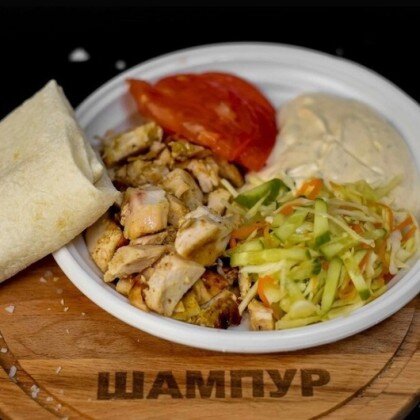 Шаурма «Куриная» на тарелке