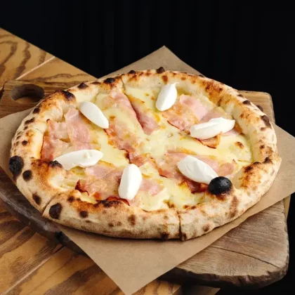 Пицца с маскарпоне и панчеттой