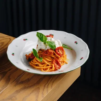 Спагетти с вялеными томатами черри и страчателлой