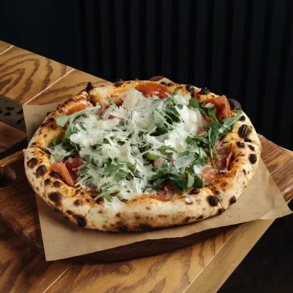 Пицца с пармой и моцареллой