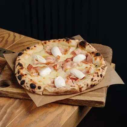 Пицца с маскарпоне и панчеттой