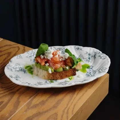 Тост с лососем и гуакамоле