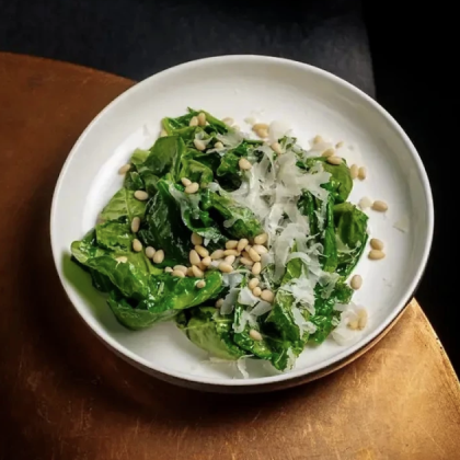 Шпинат с кедровыми орехами и пармезаном