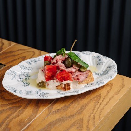 Тост "Вителло тоннато" с томатами