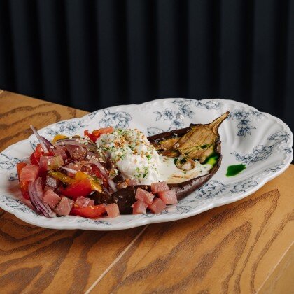 Тёплый баклажан с тунцом, страчателлой и томатами