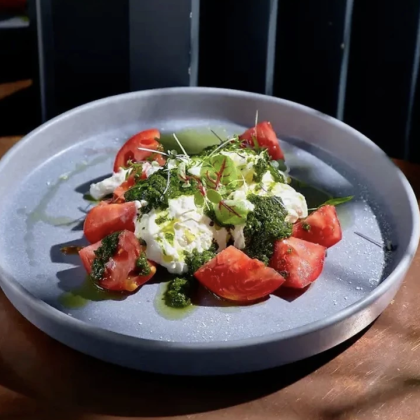 Страчателла с томатами и соусом песто