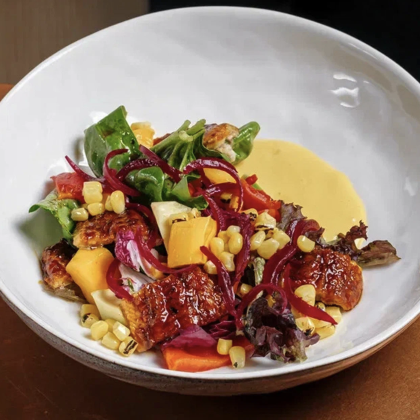 Салат с копченым угрём, манго и авокадо