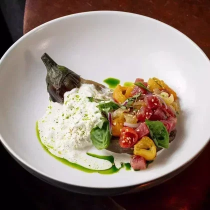 Тёплый баклажан с тунцом, страчателлой и томатами