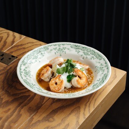 Жареные креветки с печеным баклажаном и двумя соусами: понзу и йогуртовым