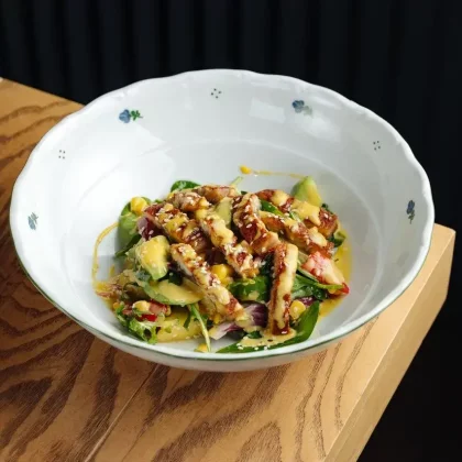 Салат с копченым угрём, манго и авокадо