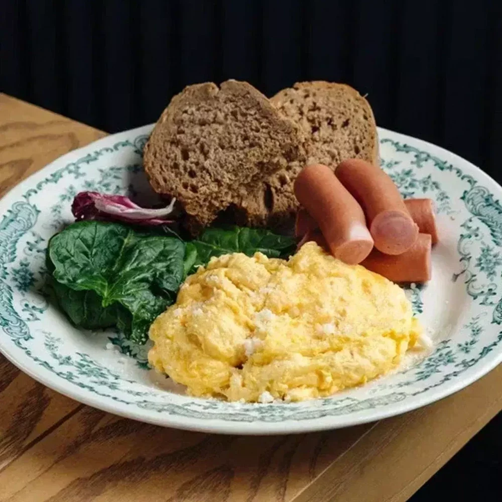 Скрембл с пармезаном и сосисками