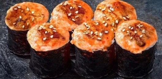 Запеченный мини ролл с лососем под соусом