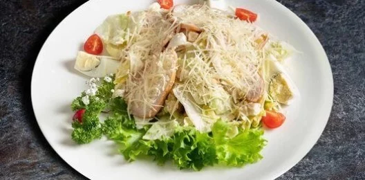 Салат цезарь с курицей