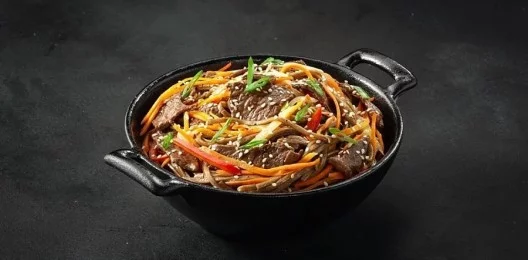 Лапша гречневая со свининой и беконом