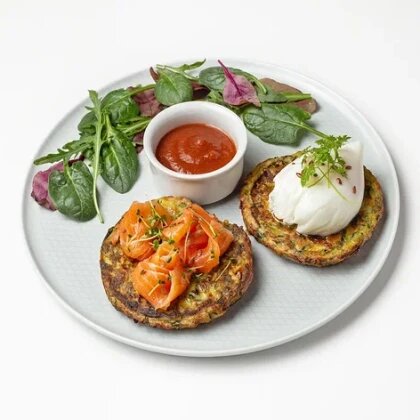 Драники из кабачка с яйцом пашот и лососем