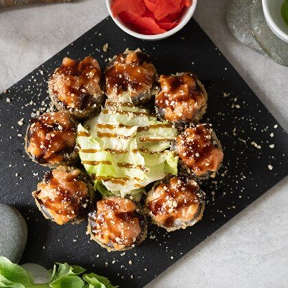 Ролл «Салмон Тамаго» темпура