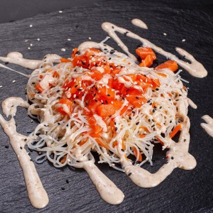 Фунчоза с лососем