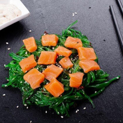 Салат чука с лососем