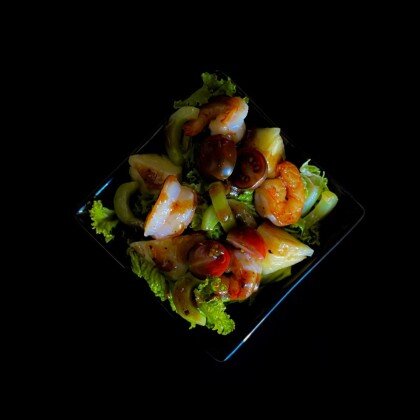 Салат с креветками и жаренным ананасом