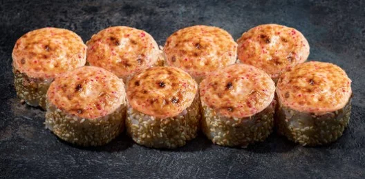 Запеченный спайси ролл с копченой курицей