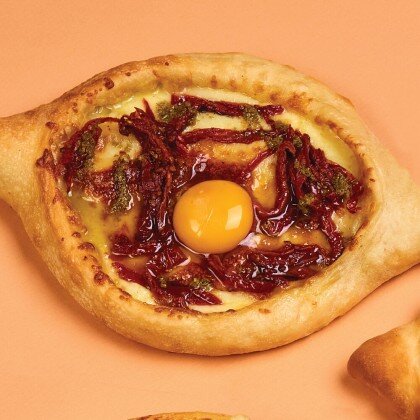 Хачапури по-аджарски с вяленими помидорами