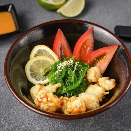 Салат чука с креветкой темпура