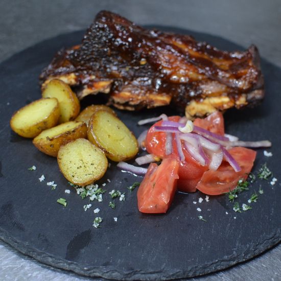 Ребра говяжьи с соусом барбекю и картофелем