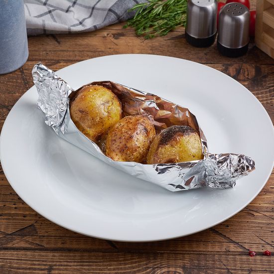 Картофель запеченный на углях целиком