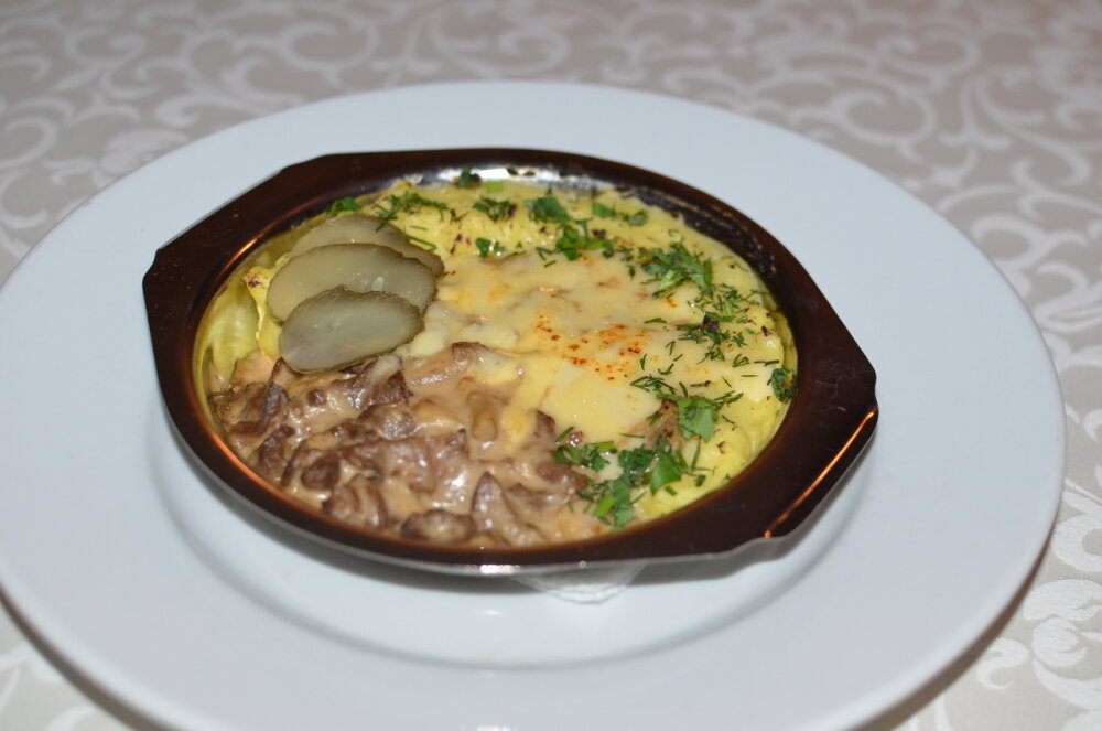 Говядина по Строгановски в сливочном соусе с грибами и картофельным пюре