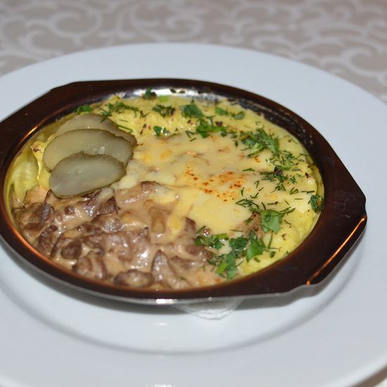 Говядина по Строгановски в сливочном соусе с грибами и картофельным пюре