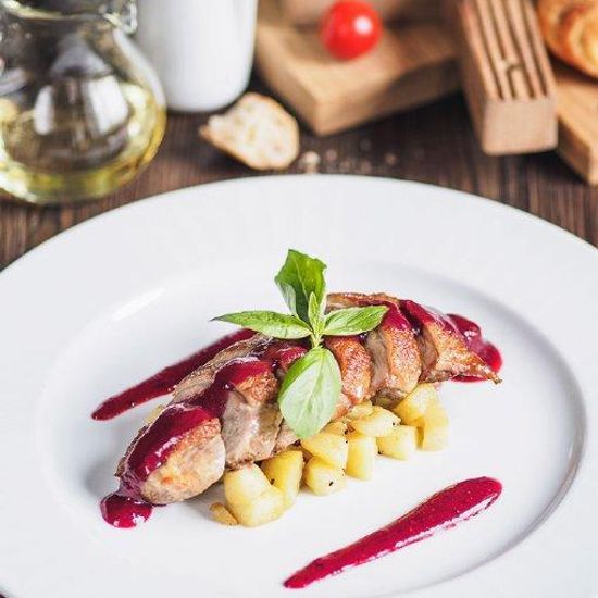 Утиная грудка с яблоками и ягодным соусом