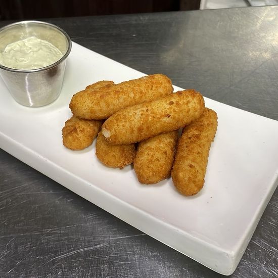 Сырные палочки с чесночным соусом